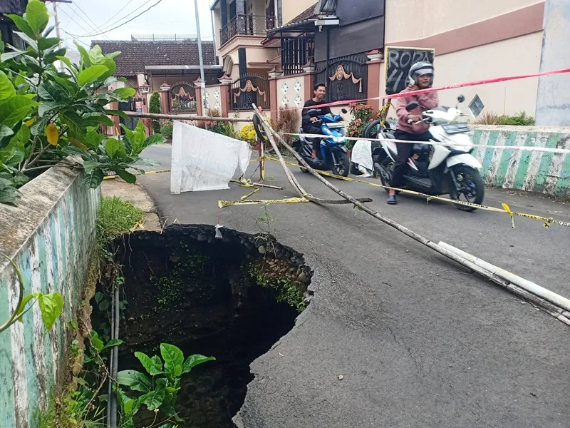 Jembatan Dibiarkan Berlubang Tujuh&nbsp;Bulan
