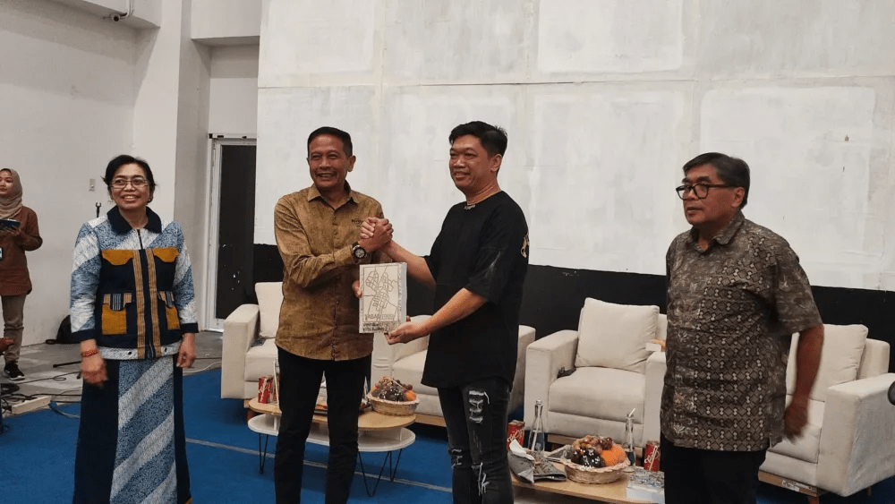 Meriah, Pj Wali Kota Launching Buku Satu Abad Stadion Gajayana dan Spektrum Anak-Anak Kota&nbsp;Malang