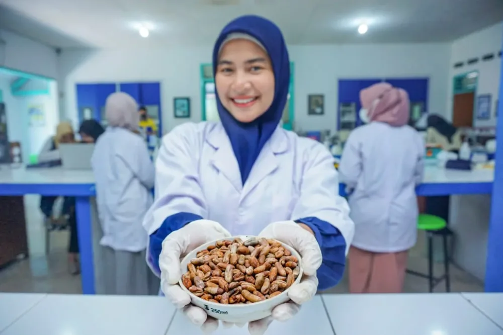 Mahasiswi POLTEKKES PIM Inovasikan Biji Kurma Jadi Sabun Kertas