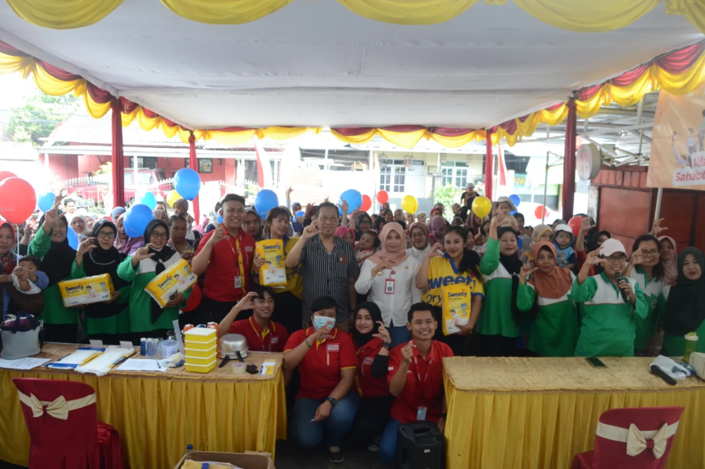 Ibu-Ibu Antusias Hadiri Alfamart Sahabat Posyandu