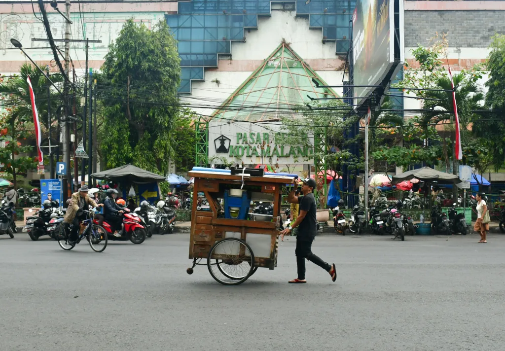 Polemik Masyarakat Mengeluh Macet Akibat Penumpukan Pedagang Kaki Lima di Kawasan Pasar Besar Menjadi Perhatian