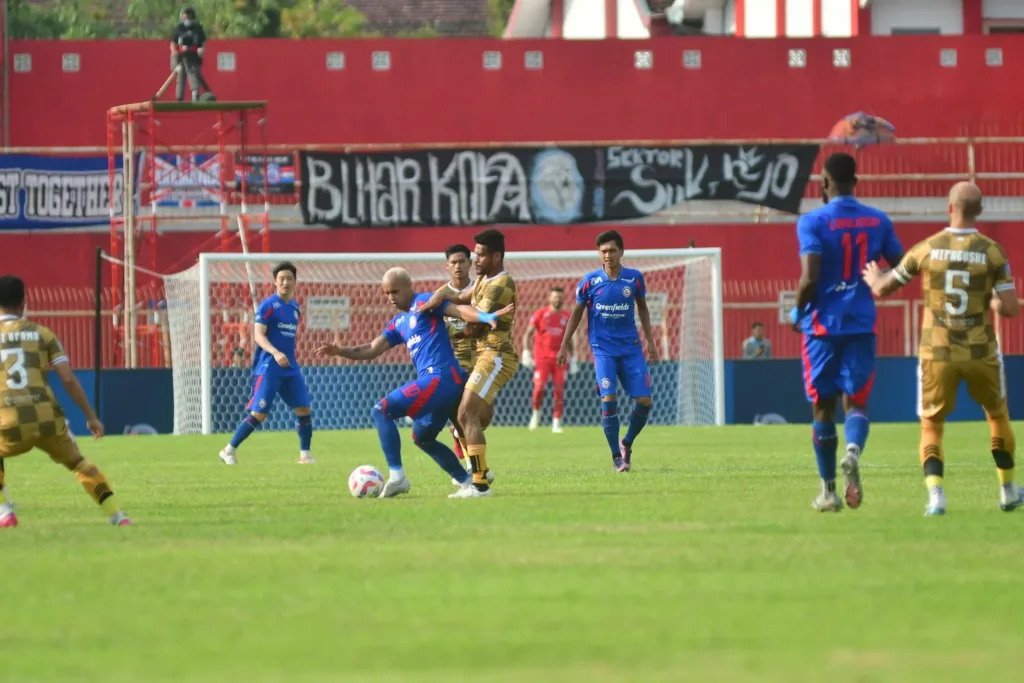 45 Menit Babak Pertama di Stadion Soepriadi, Arema FC vs Dewa United Masih 0-0