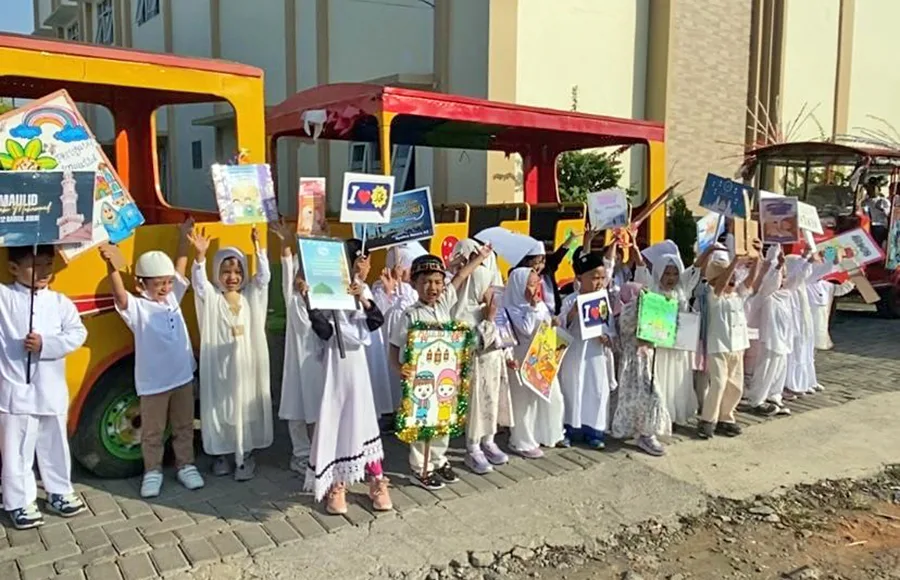Peringatan Maulid Nabi Muhammad SAW di TK Islam Sabilillah Malang 2, Naik Kereta Kelinci, Lantunkan Salawat&nbsp;Nabi