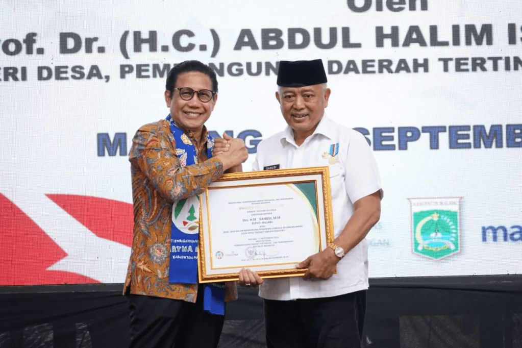 Sanusi Terima Penghargaan dari Menteri Desa&nbsp;PDTT