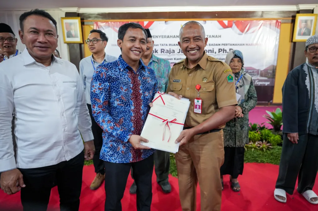 Selamatkan Setengah Triliun Aset Negara, Wamen ATR/Waka BPN Serahkan Sertipikat Tanah ke Pemkot&nbsp;Malang